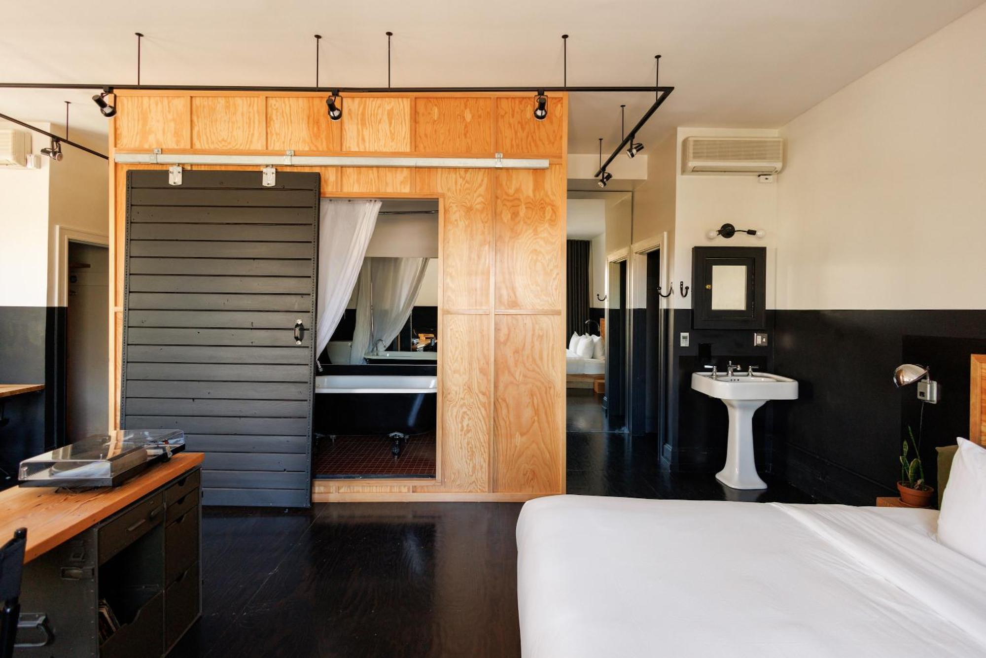 The Clyde By Kasa Hotel 3*
